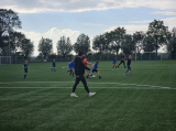 Laatste training S.K.N.W.K. JO10-1 (partijtje tegen de ouders) van woensdag 22 mei 2024 (26/133)